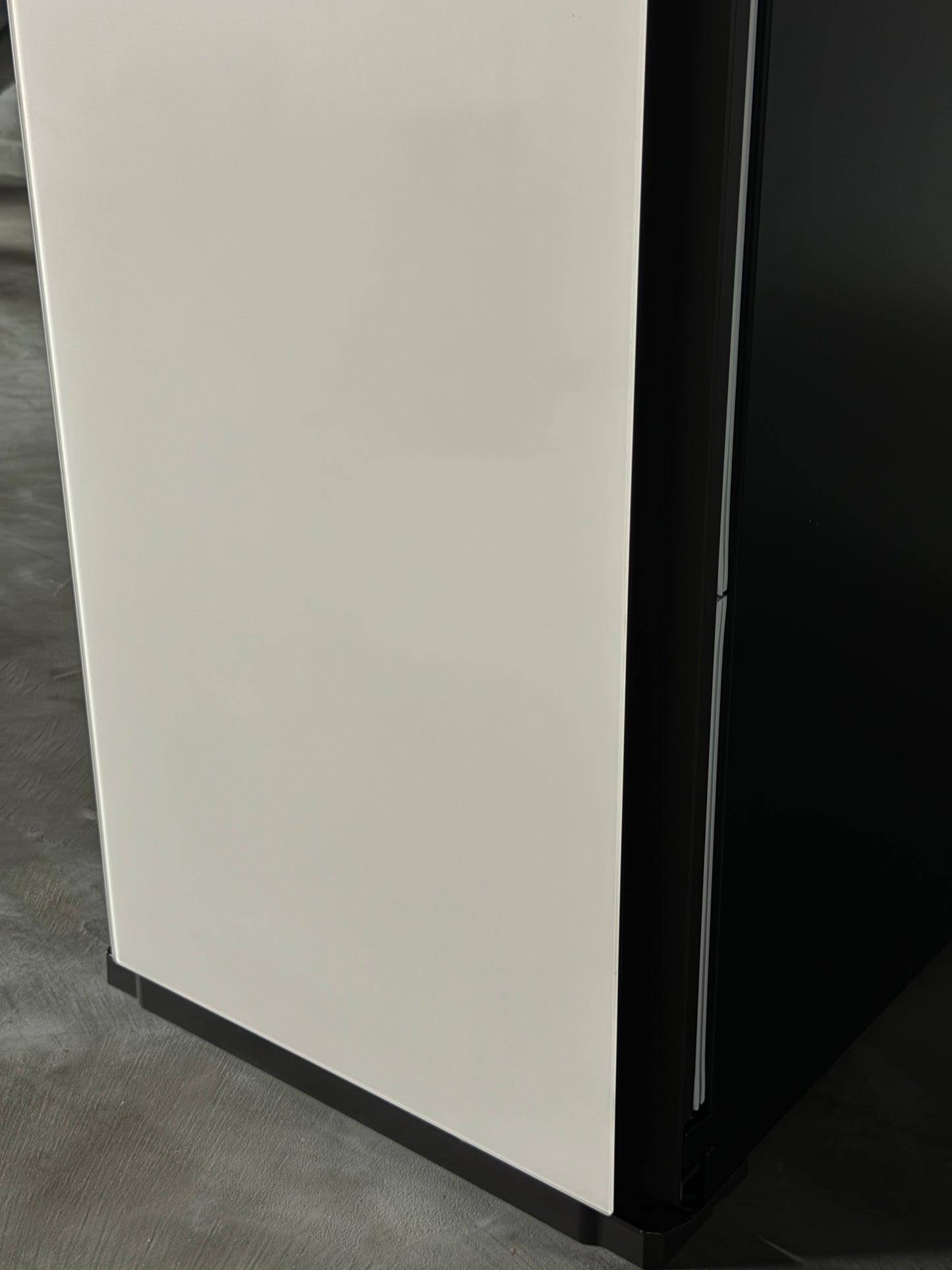 LG Styler S3BNF 前面下部と側面の状態