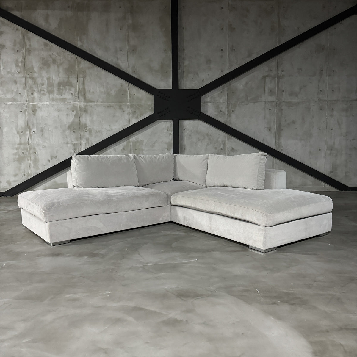 BoConcept Cenova コーナーソファを正面から見たライトグレーのFrisco張地と2ユニット構成