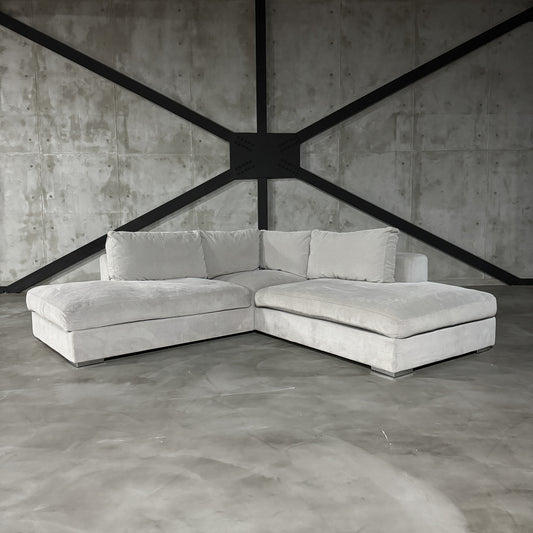 BoConcept Cenova コーナーソファを正面から見たライトグレーのFrisco張地と2ユニット構成