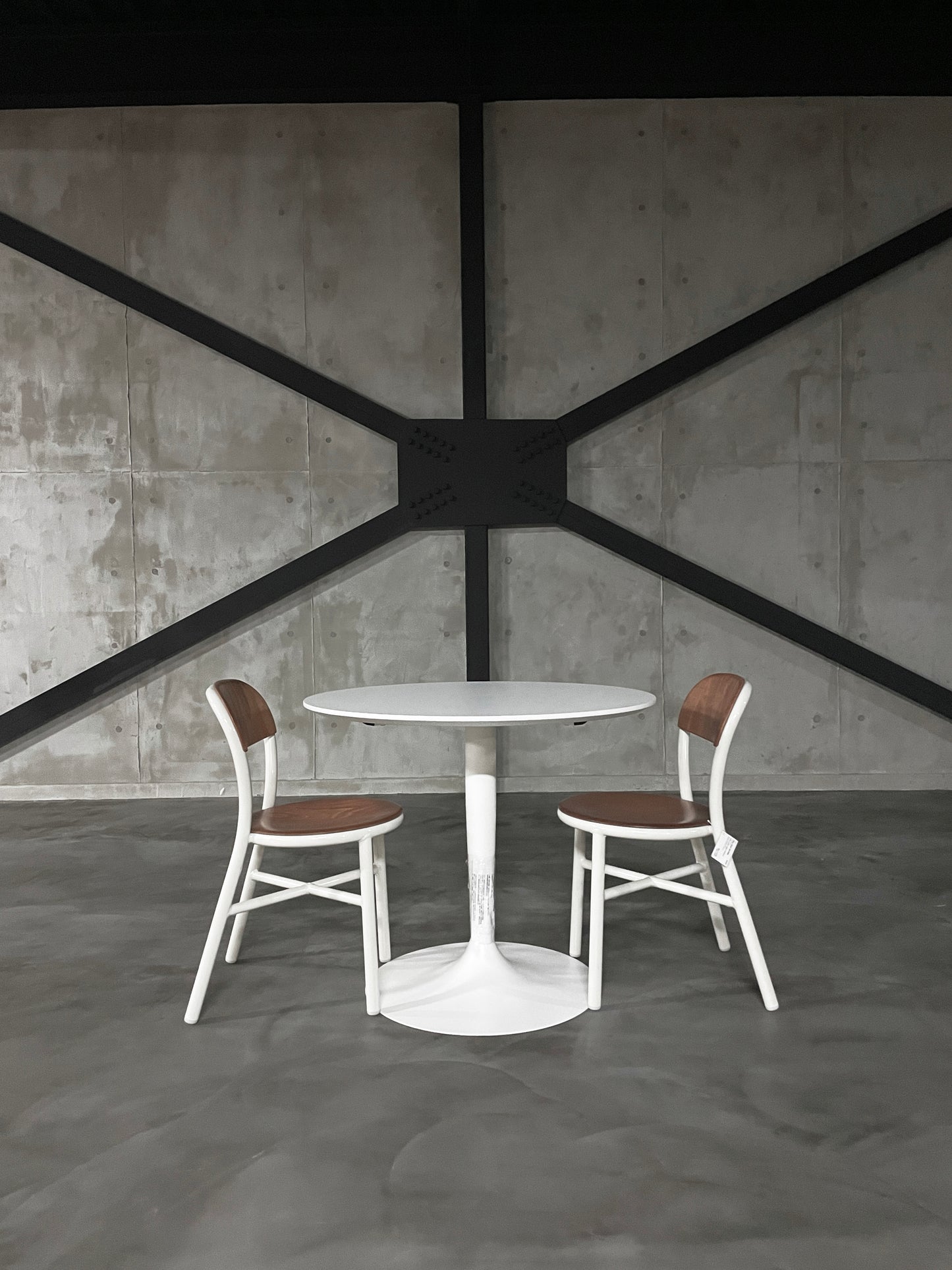 Connubia Calligaris PLANET 円形テーブルと椅子 正面全体
