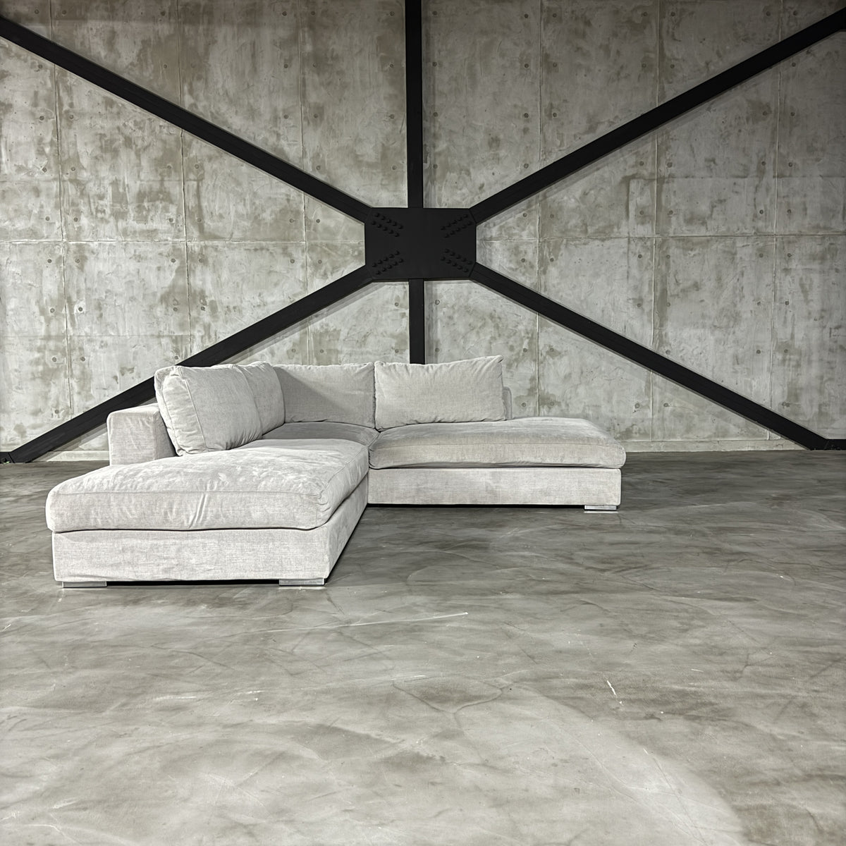 BoConcept Cenova コーナーソファを左前方から見たL字レイアウトと低いシルエット