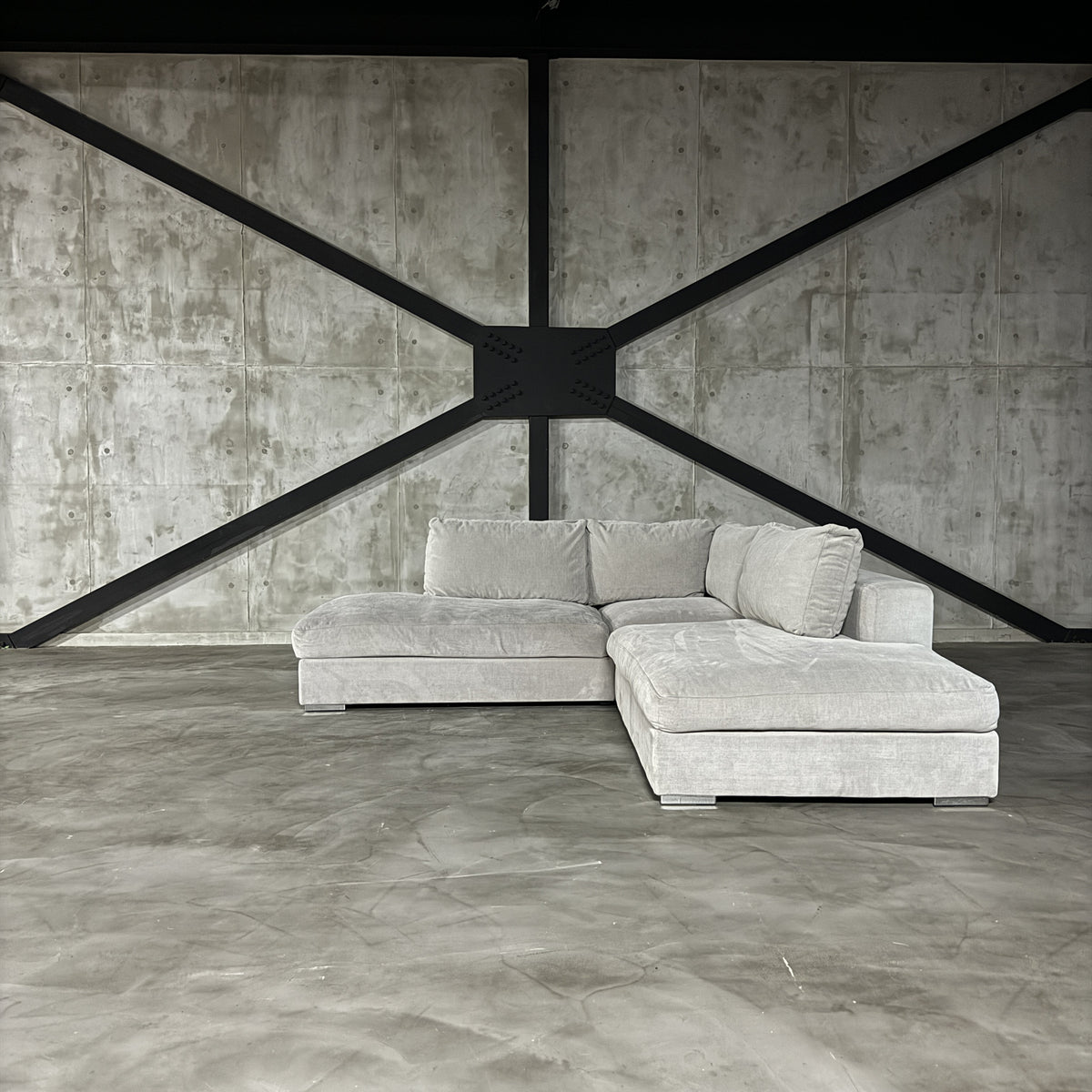 BoConcept Cenova コーナーソファを右前方から見たカウチ状の奥行きとライトグレー張地