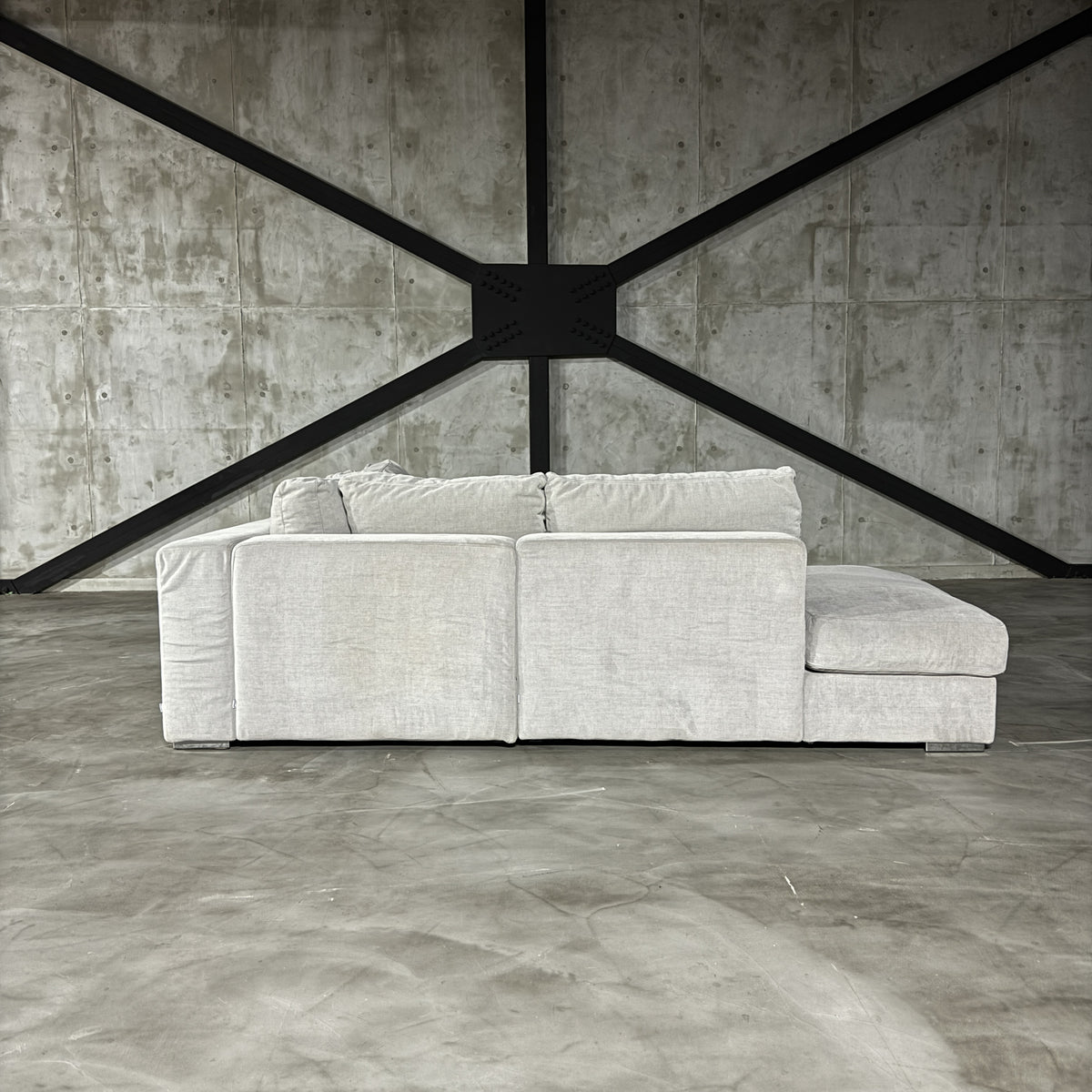 BoConcept Cenova コーナーソファの後方全景、張り込み仕上げの背面と2ユニットの連結部