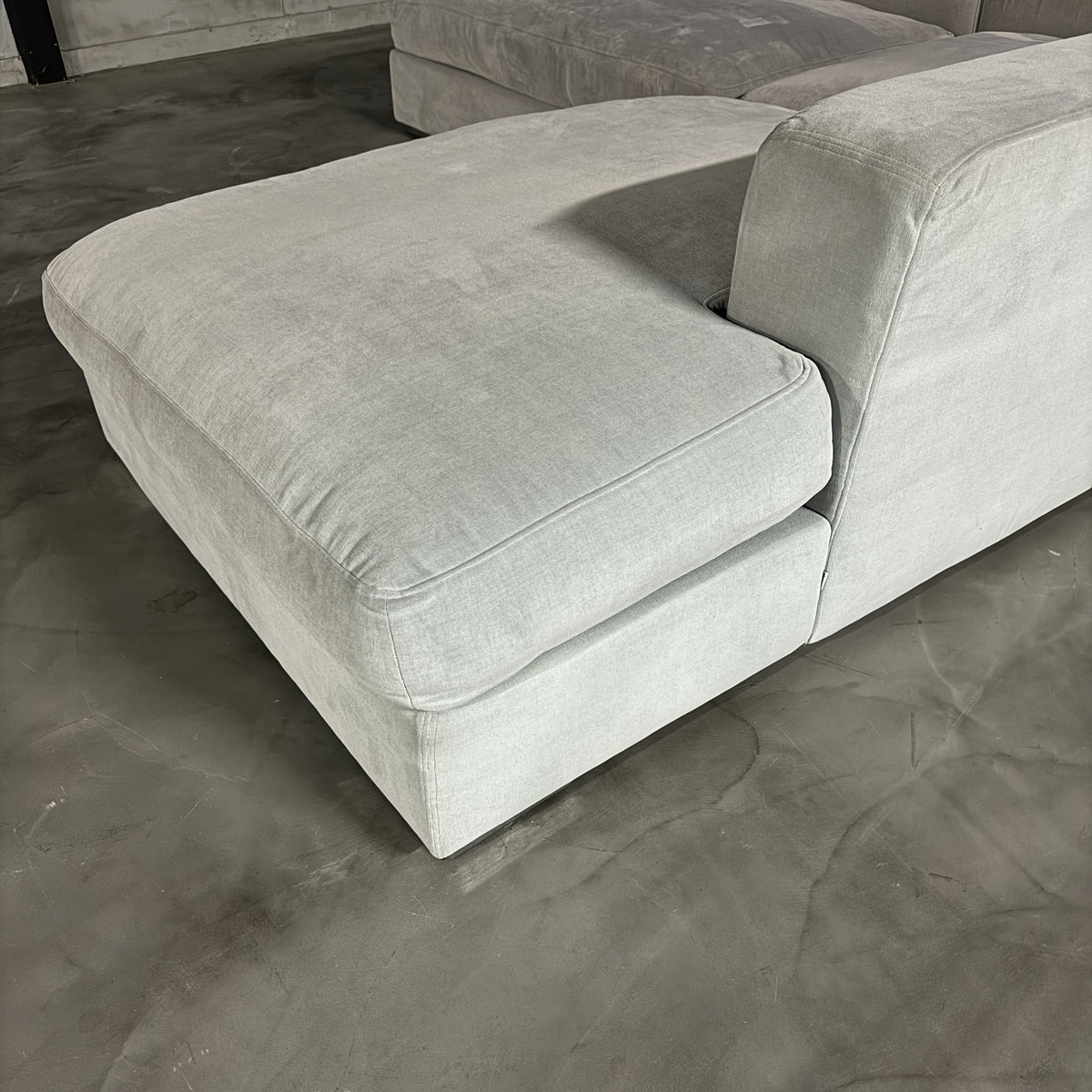 BoConcept Cenova コーナーソファのカウチ側座面、Frisco張地の質感とアームまわり