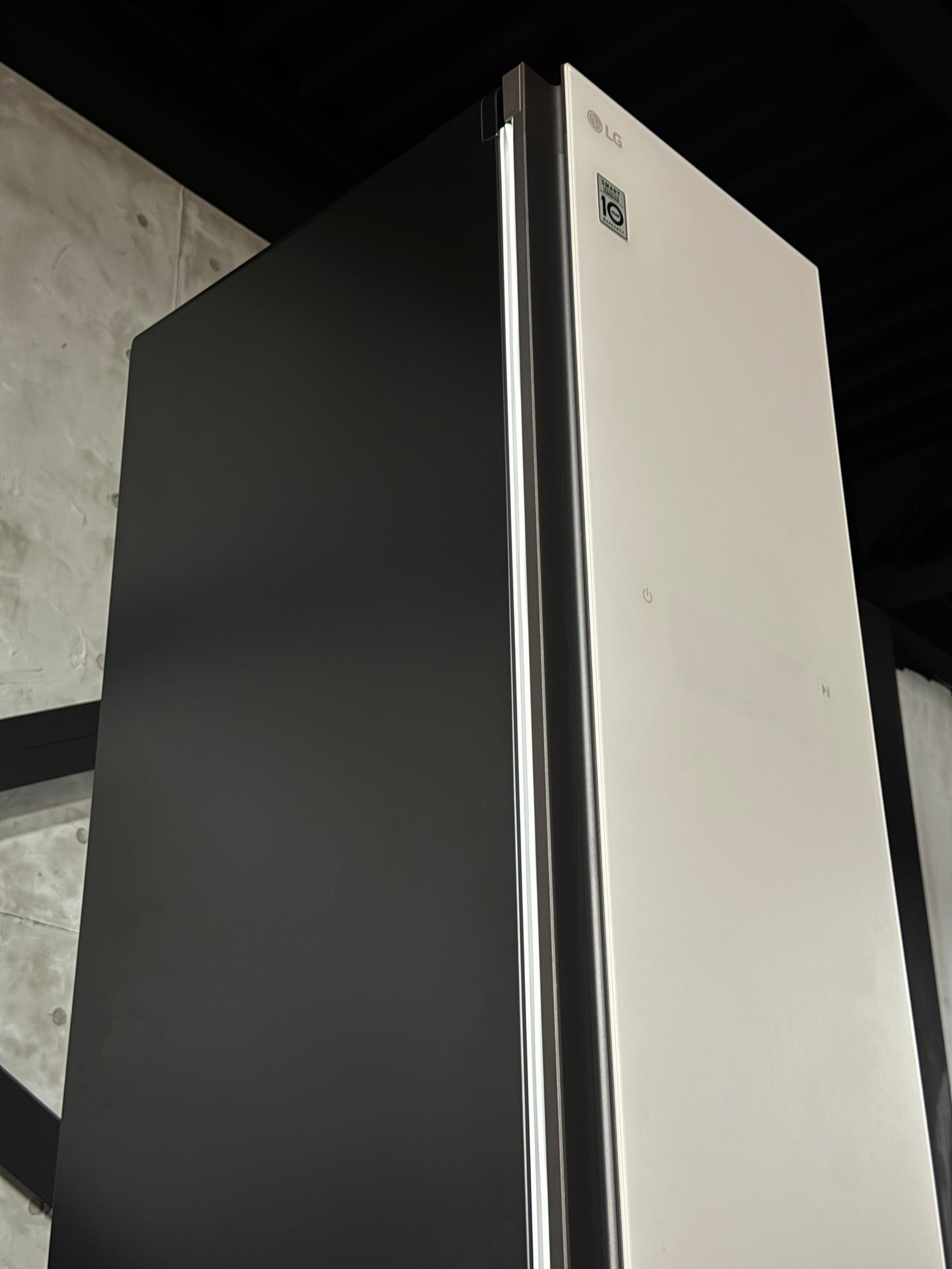LG Styler S3BNF 正面斜め上からの外観