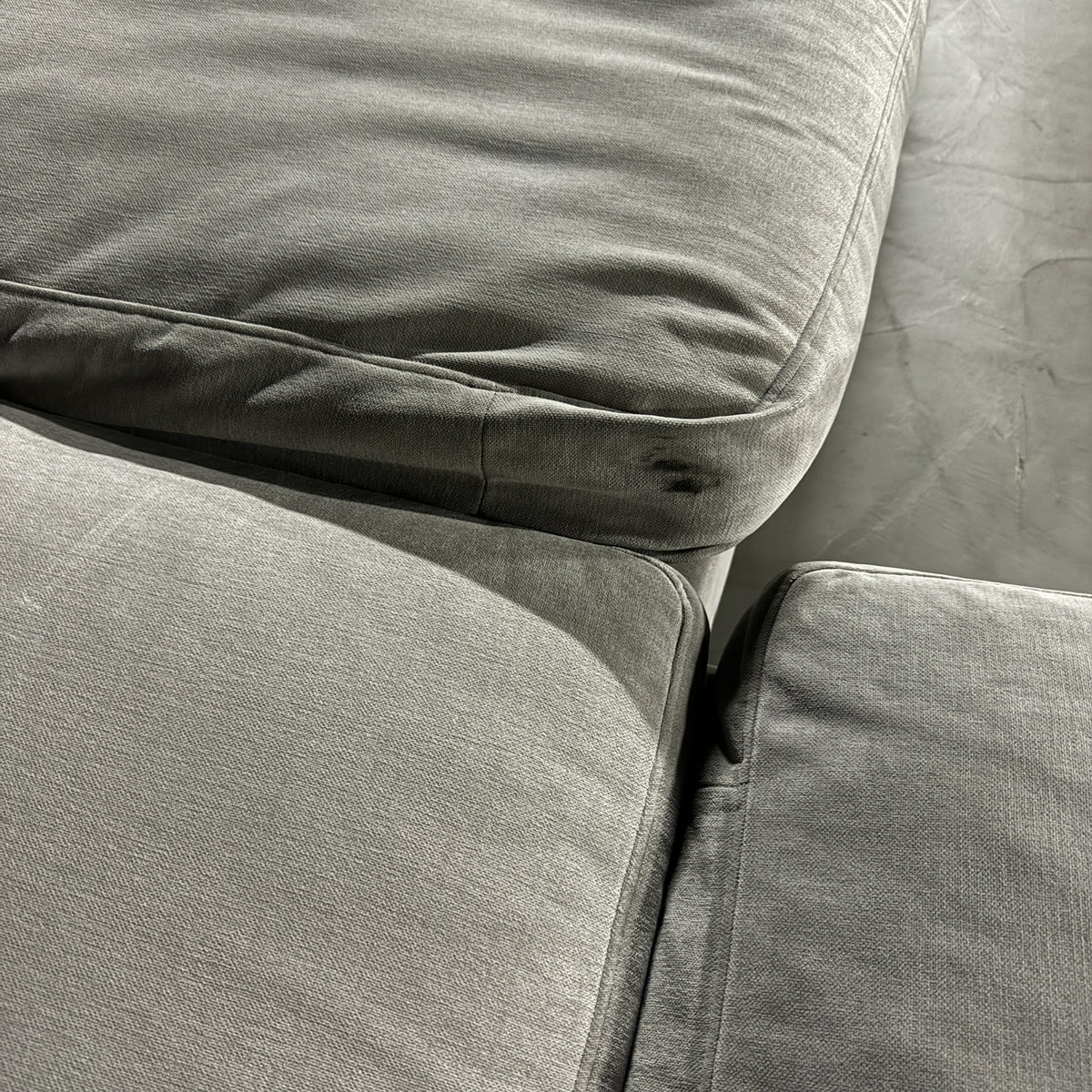 BoConcept Cenova コーナーソファのクッション側面に見られる小さな濃色跡