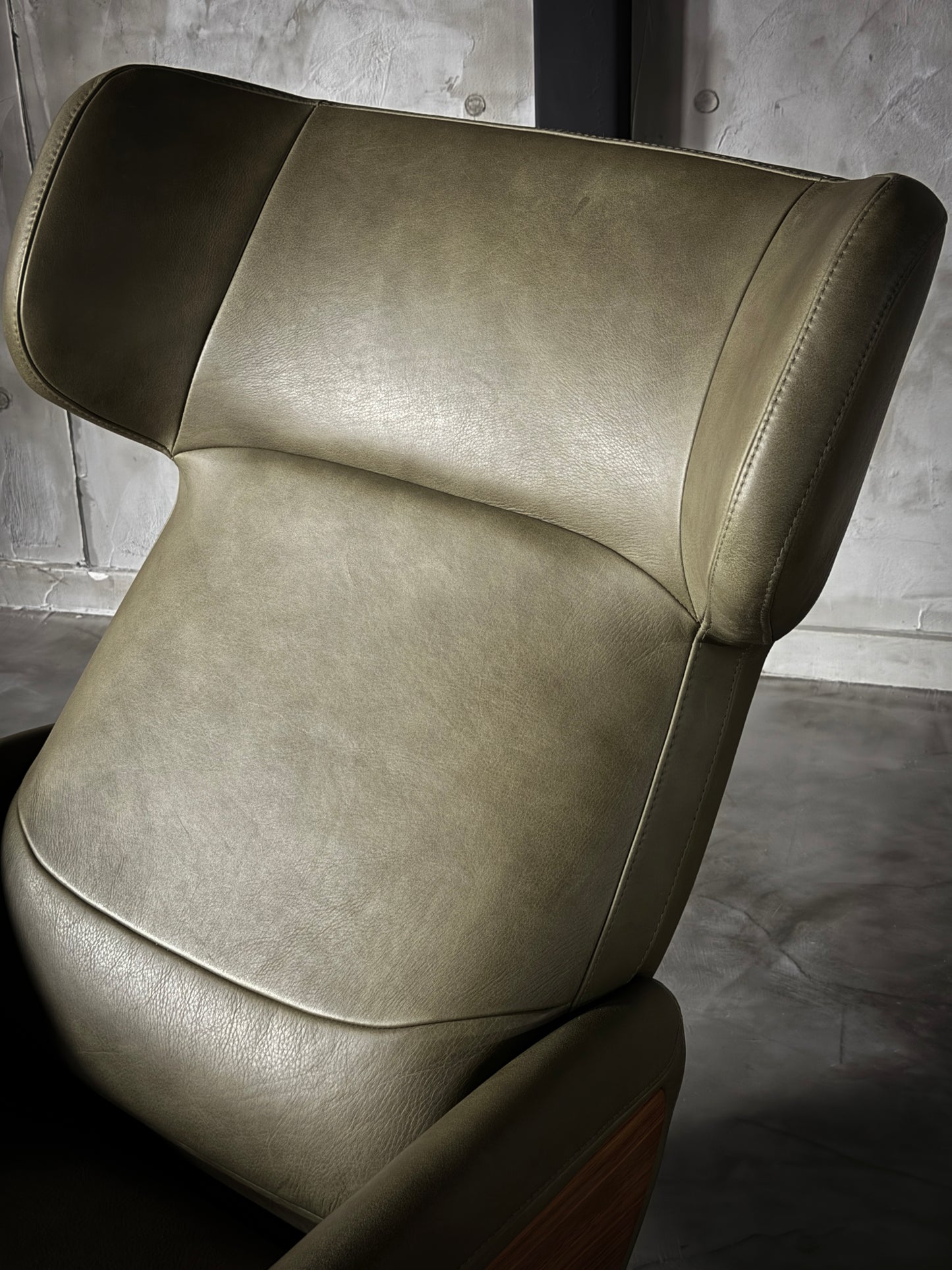 Lucca wing recliner