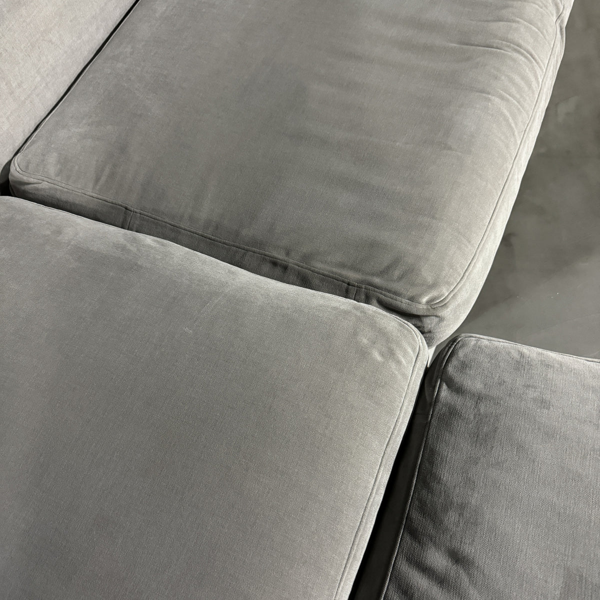 BoConcept Cenova コーナーソファのFrisco張地と座面クッション縫製を近接撮影した状態