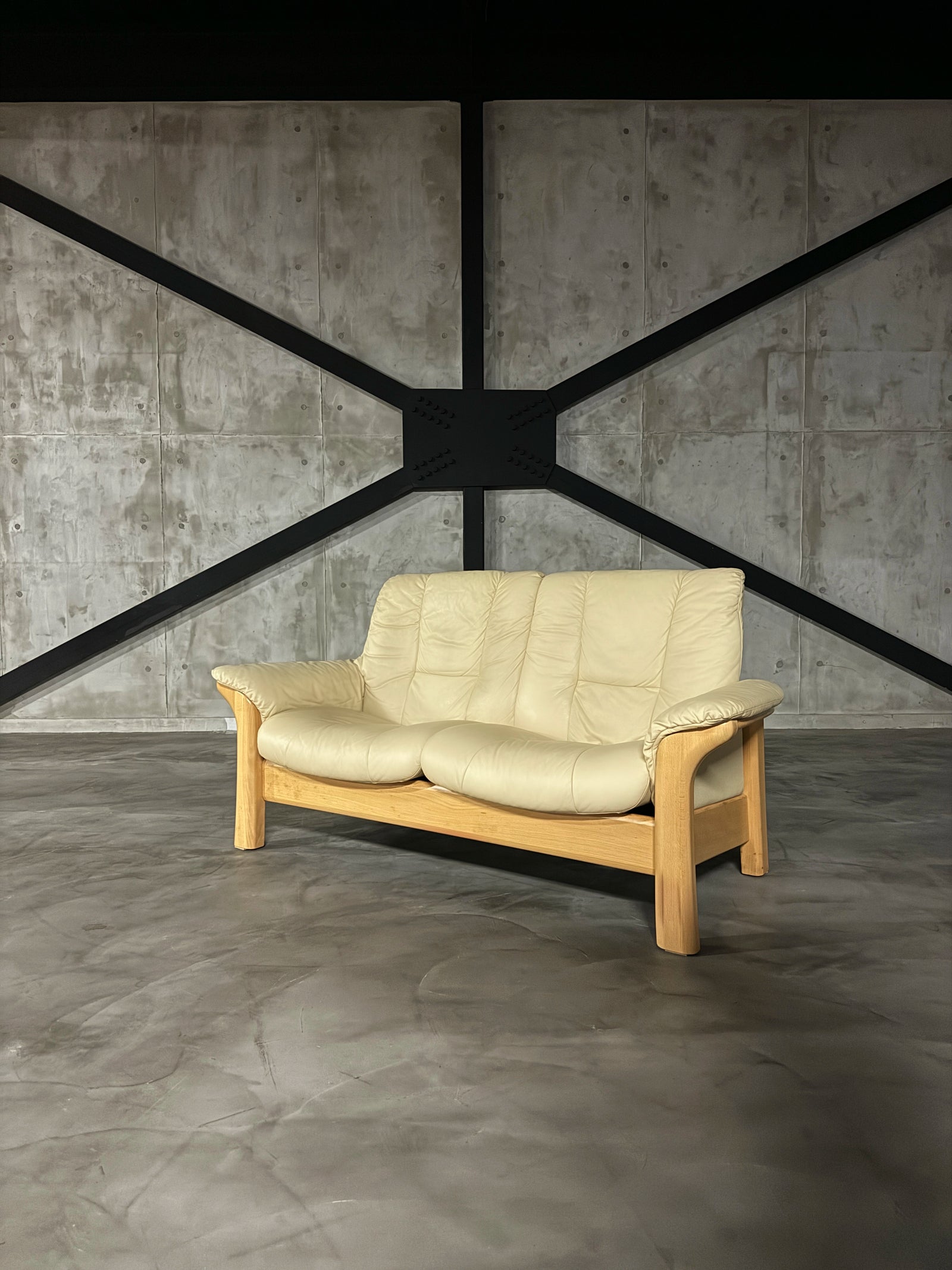 斜めから見たStressless Buckingham 2人掛けソファ
