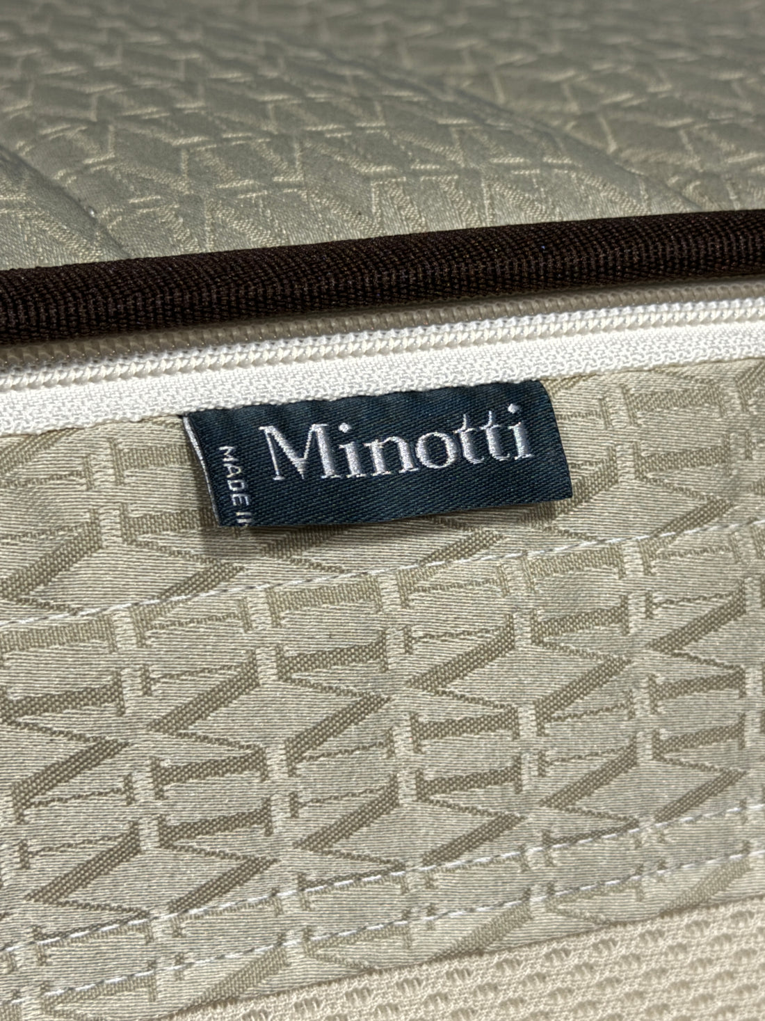 マットレスのMinottiラベル