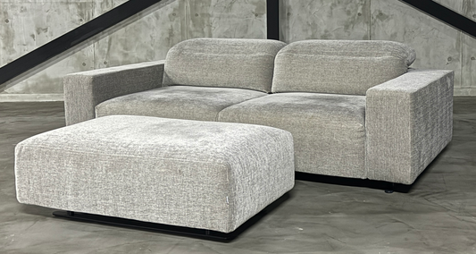 BoConcept HAMPTONの現品。2人掛けソファと幅107×奥行64cmのハーフプーフのセット全景