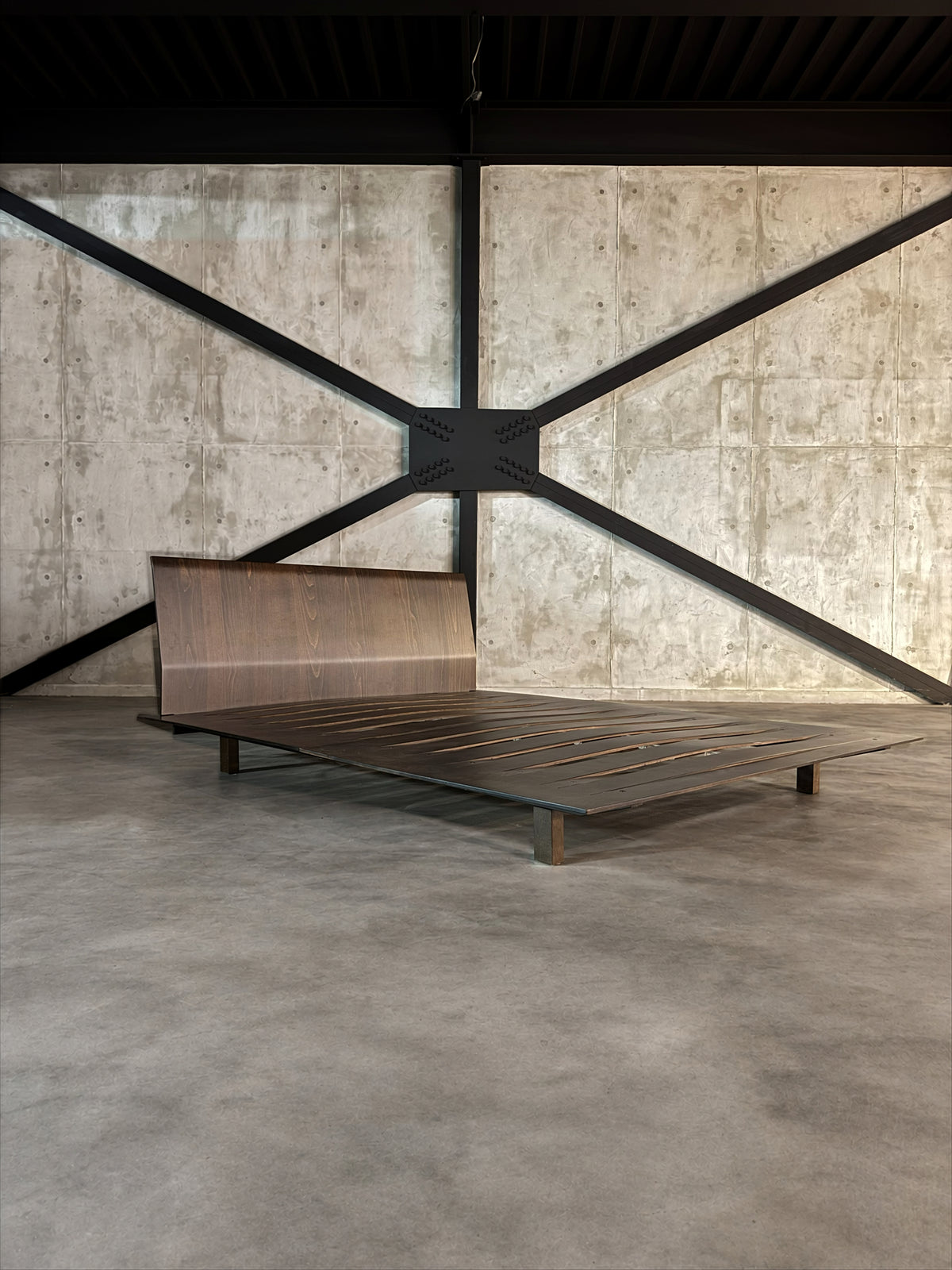 HORM Sottiletto｜販売する実物の前方斜め全景。ヘッドボード、連続した薄い床板と脚の位置を確認できます。