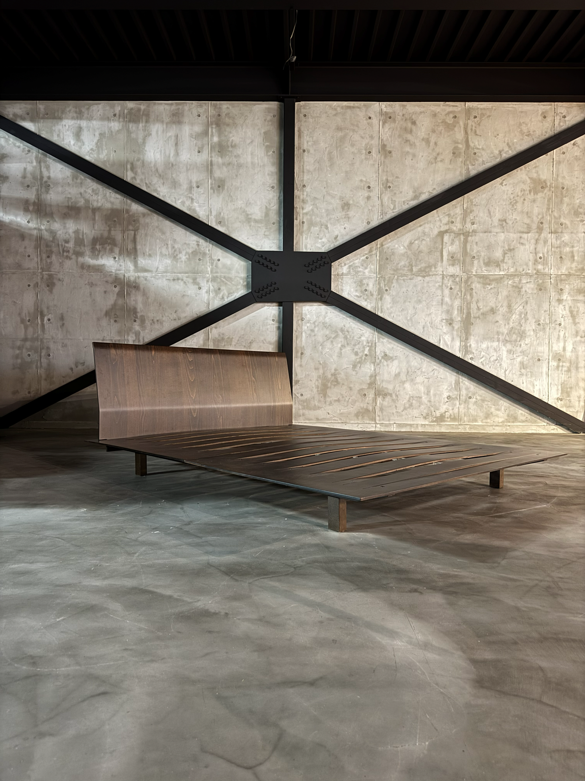 HORM Sottiletto｜販売する実物の前方斜め全景。ヘッドボード、連続した薄い床板と脚の位置を確認できます。