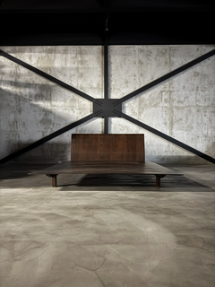 HORM Sottiletto｜販売する実物の正面全景。左右の広がりと低いプロポーション。