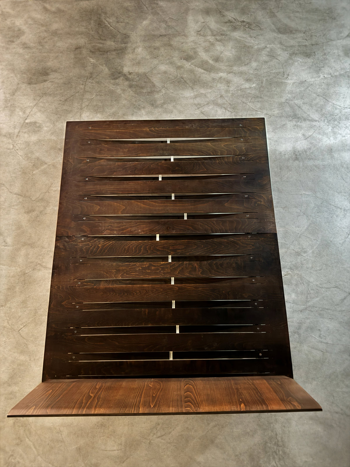 HORM Sottiletto｜販売する実物を上方から撮影した全景。床板とスラットの構成。
