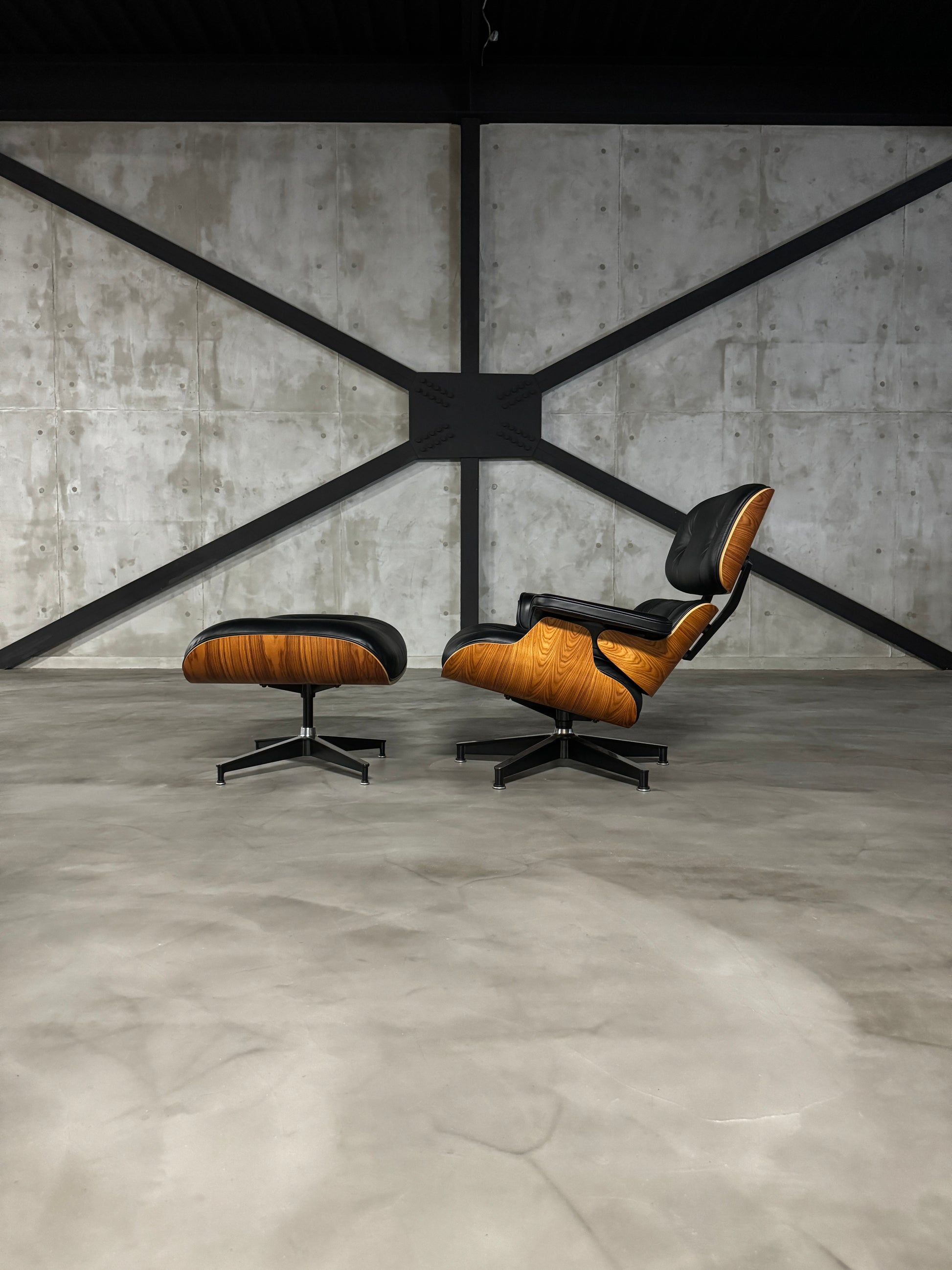 Eames Lounge Chair サントスパリサンダーの希少な木目アップ 最高級ウッドメンテナンス済み