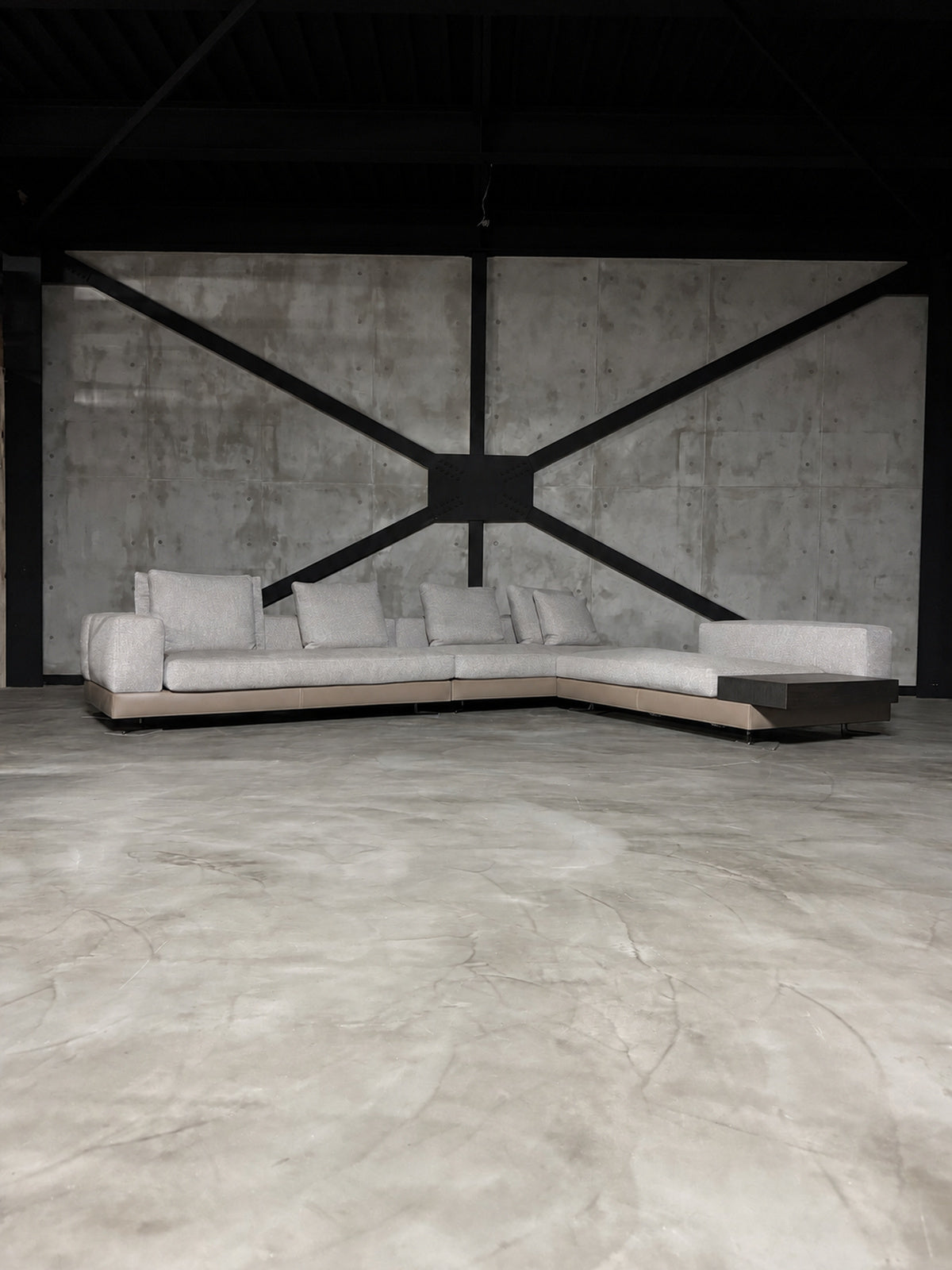 Minotti Whiteの現物全景。片肘の席から右側に張り出す席へつながる構成と右端のテーブル