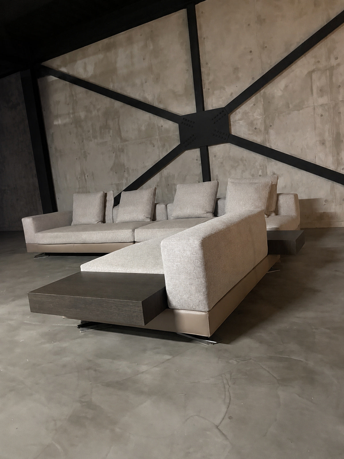 Minotti Whiteを右側から見た現物写真。背景のベニヤと在庫を除去し、テーブル付きの席、背とベース、脚の位置を確認できる
