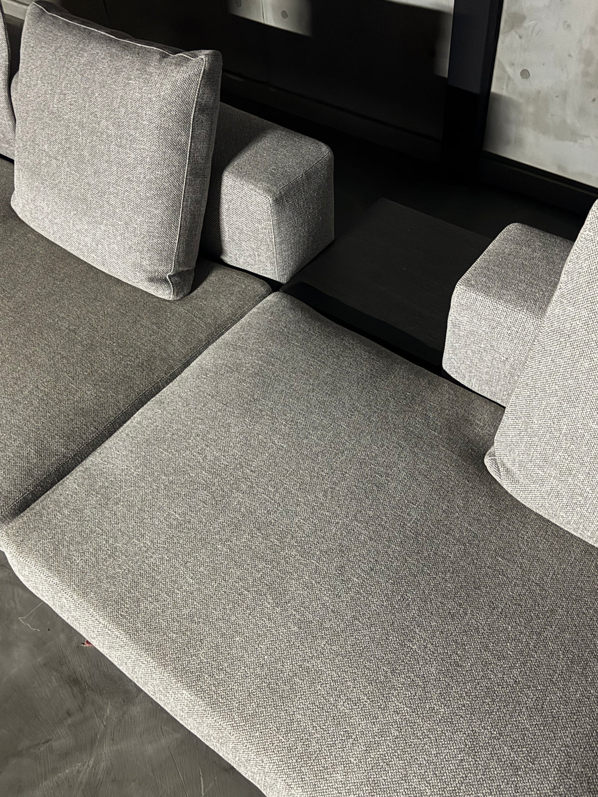 Minotti Whiteの背面沿いテーブルと座面を上方から見た現物写真