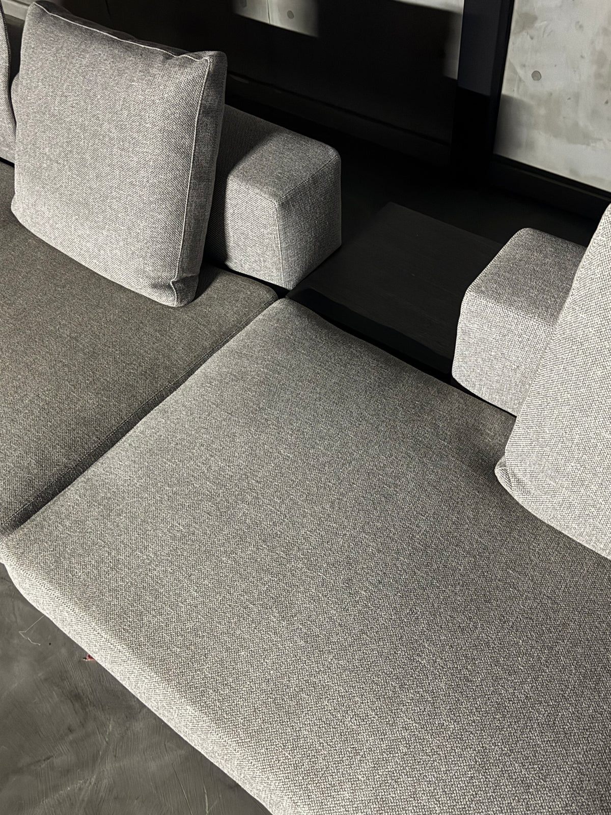 Minotti Whiteの背面沿いテーブルと座面を上方から見た現物写真