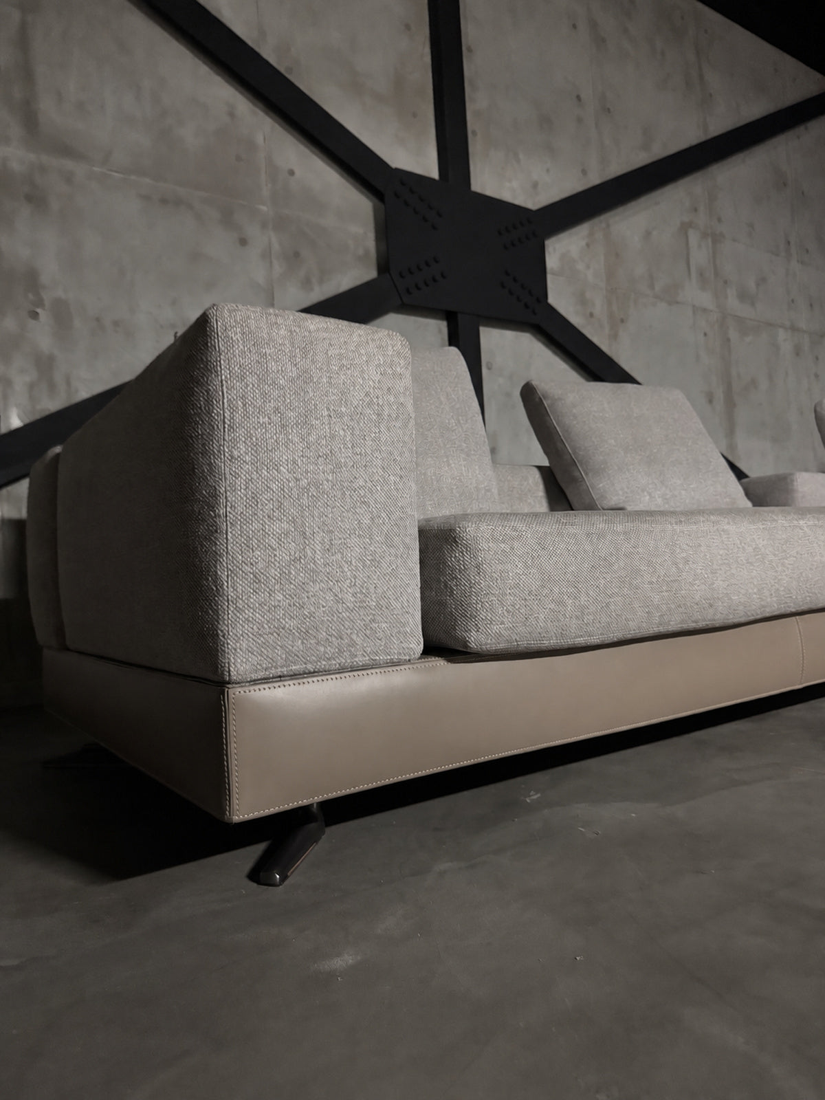 Minotti Whiteの張地、ベースの縁、脚を近くから見た現物写真