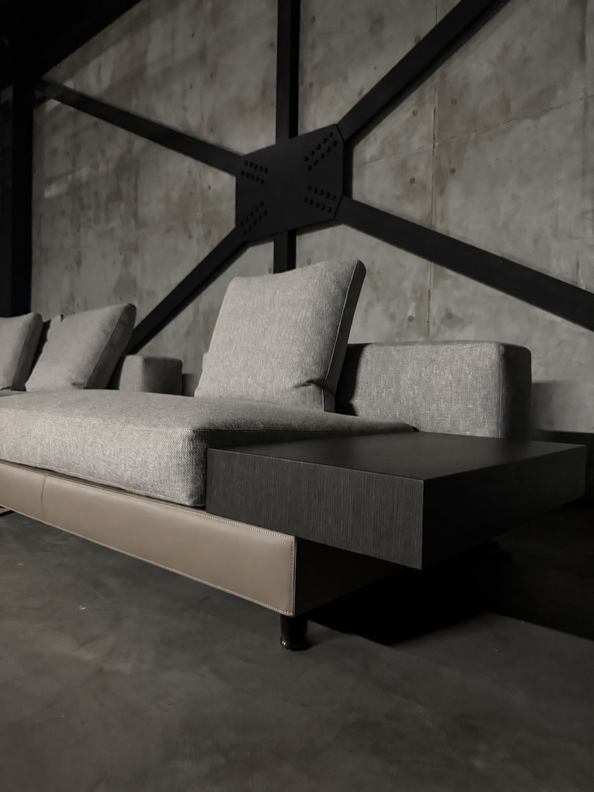 Minotti Whiteの右端テーブルと座面、ベース、脚の現物写真