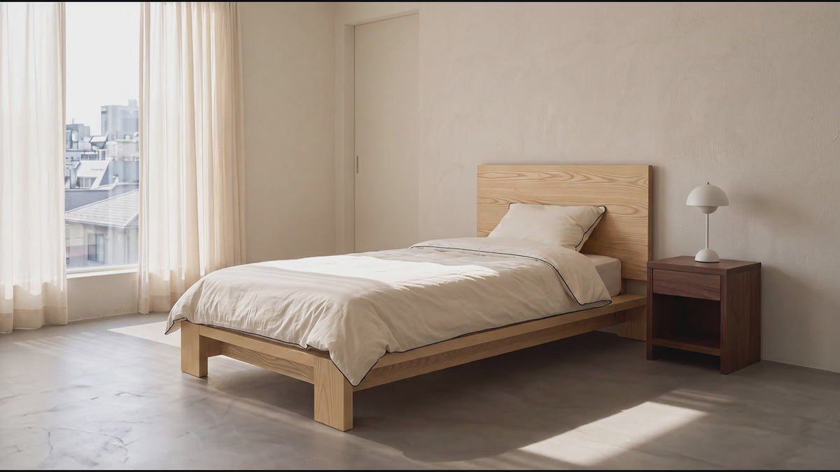動画を読み込む: 家具蔵 モデルノ シングルベッド。朝・庭・夜の住空間を描く38秒のイメージ映像。寝具・照明・脇家具は演出用です。