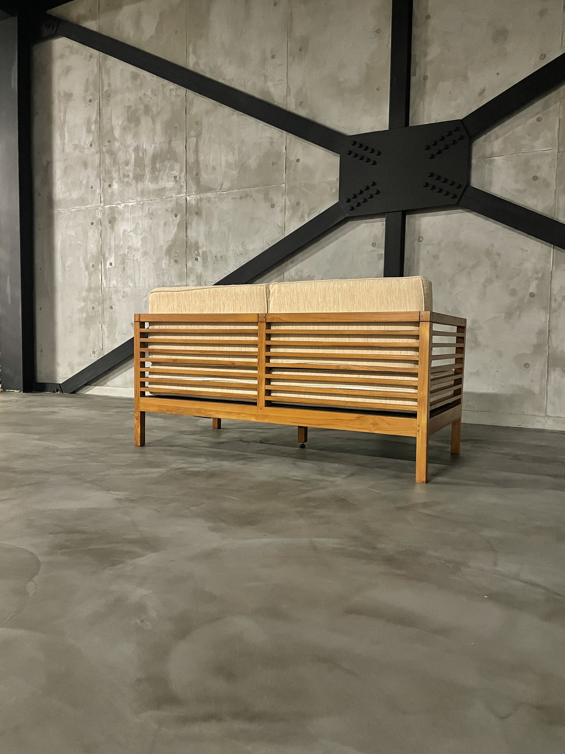 SCANTEAK LINEAR 2人掛けソファ 全体の斜め背面